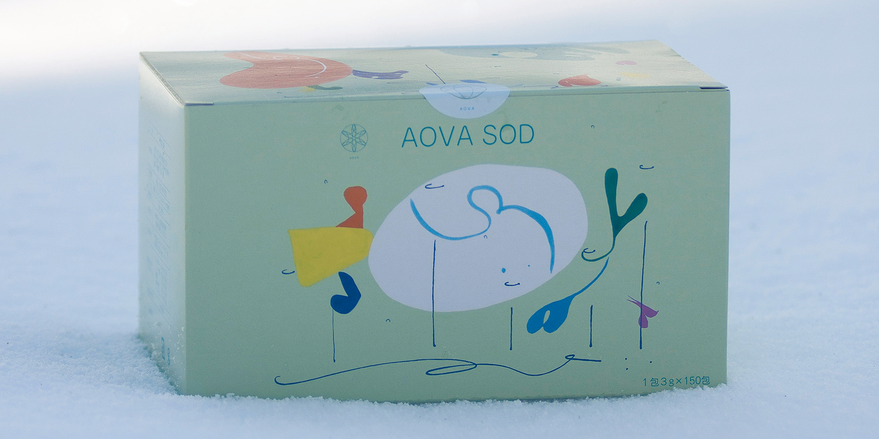 雪の上に置かれたAOVA SODの箱