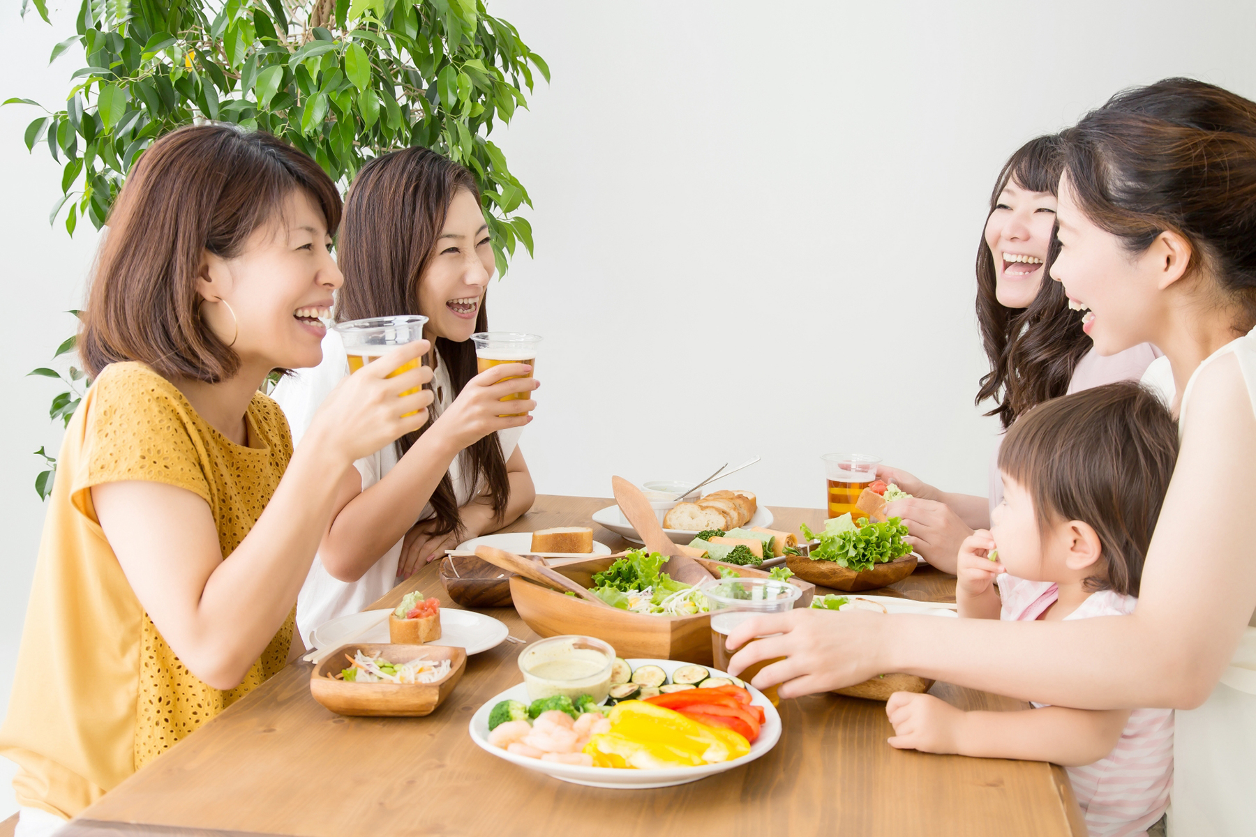 食事をしながら談笑する女性たち