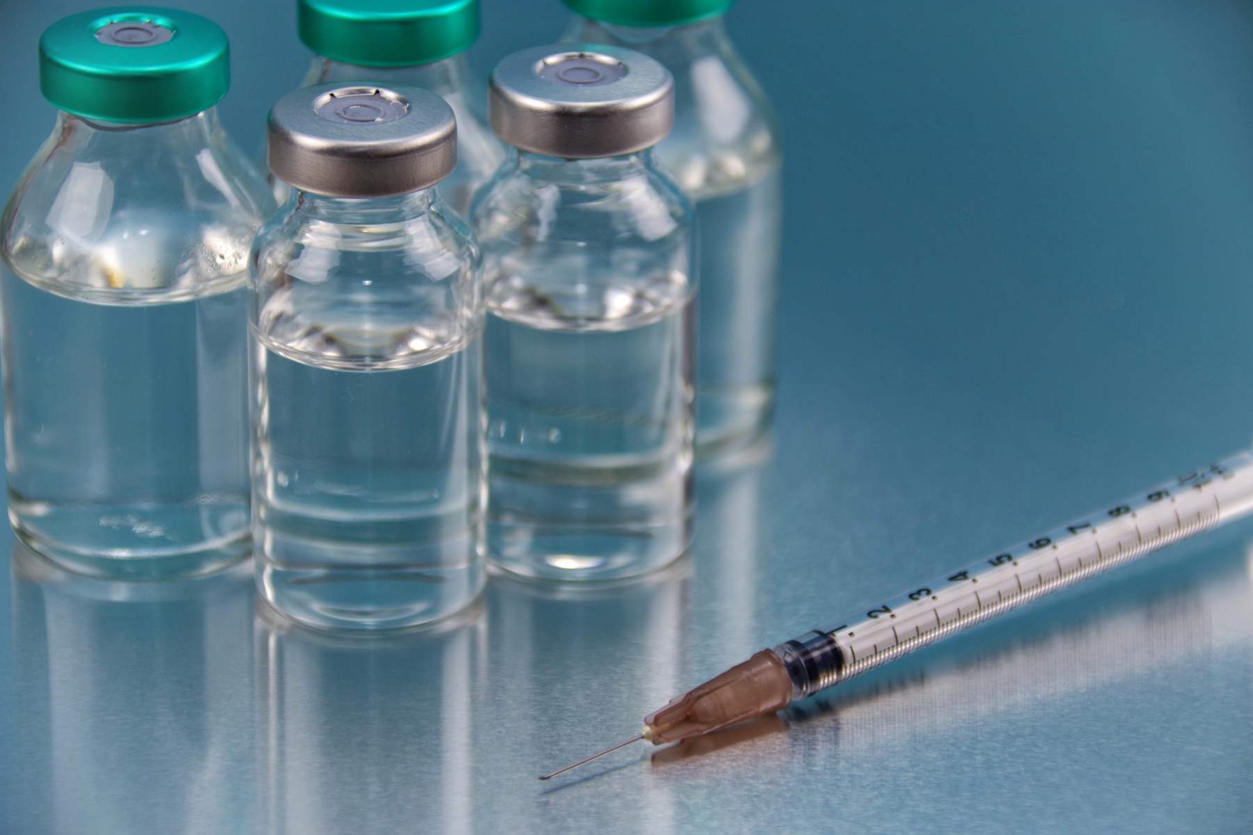 注射器と薬瓶でワクチンのイメージ写真